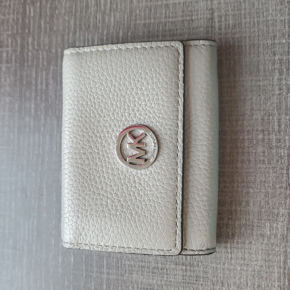 Michael Kors Pearl Gray Fulton Bifold Wallet 35H5SFTD2L